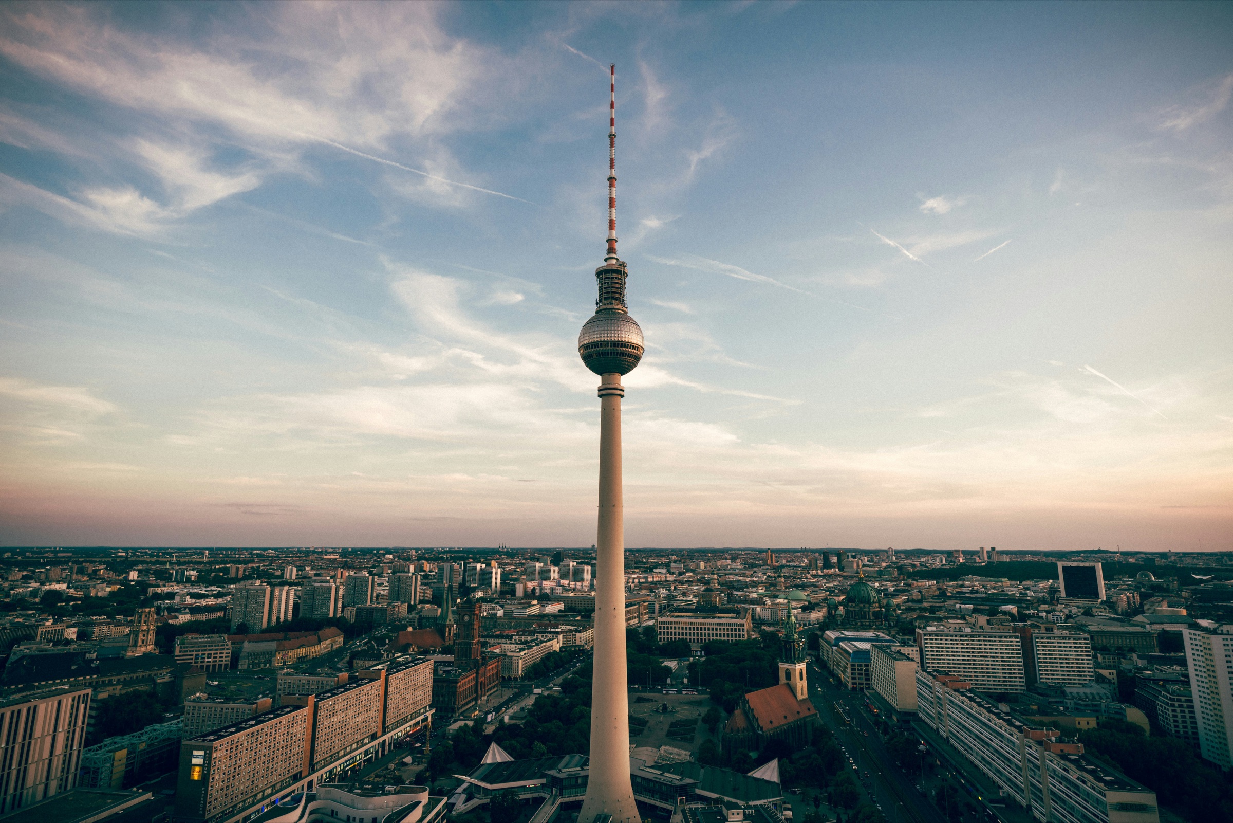 Berliner Fernsehturm am Alexanderplatz bei Sonnenuntergang mit Blick über die Hauptstadt