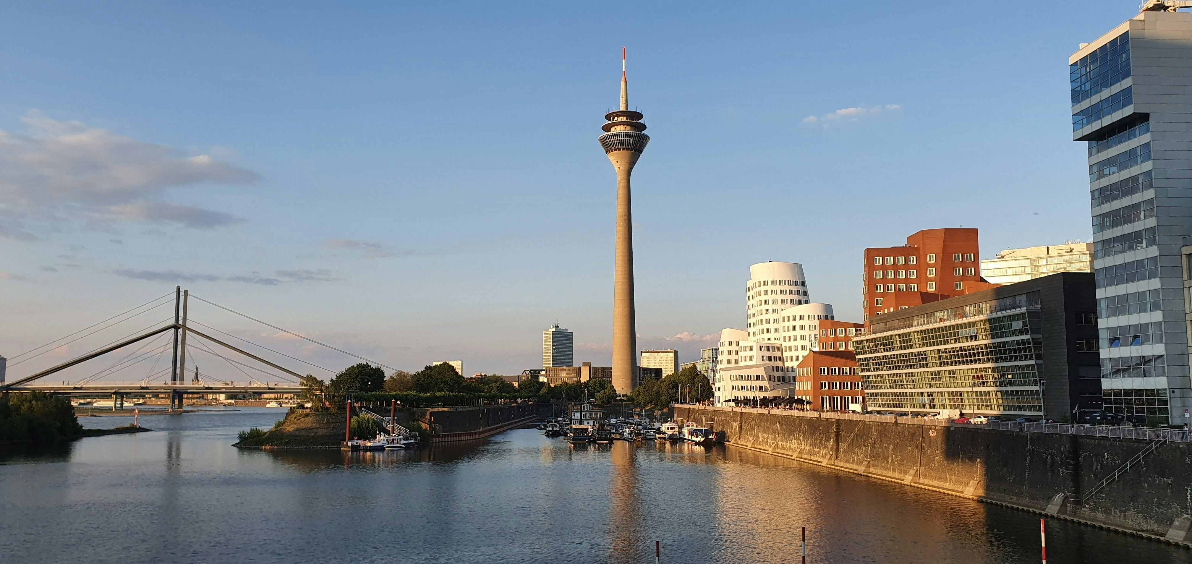 Düsseldorfer Rheinpanorama mit Medienhafen und Rheinturm