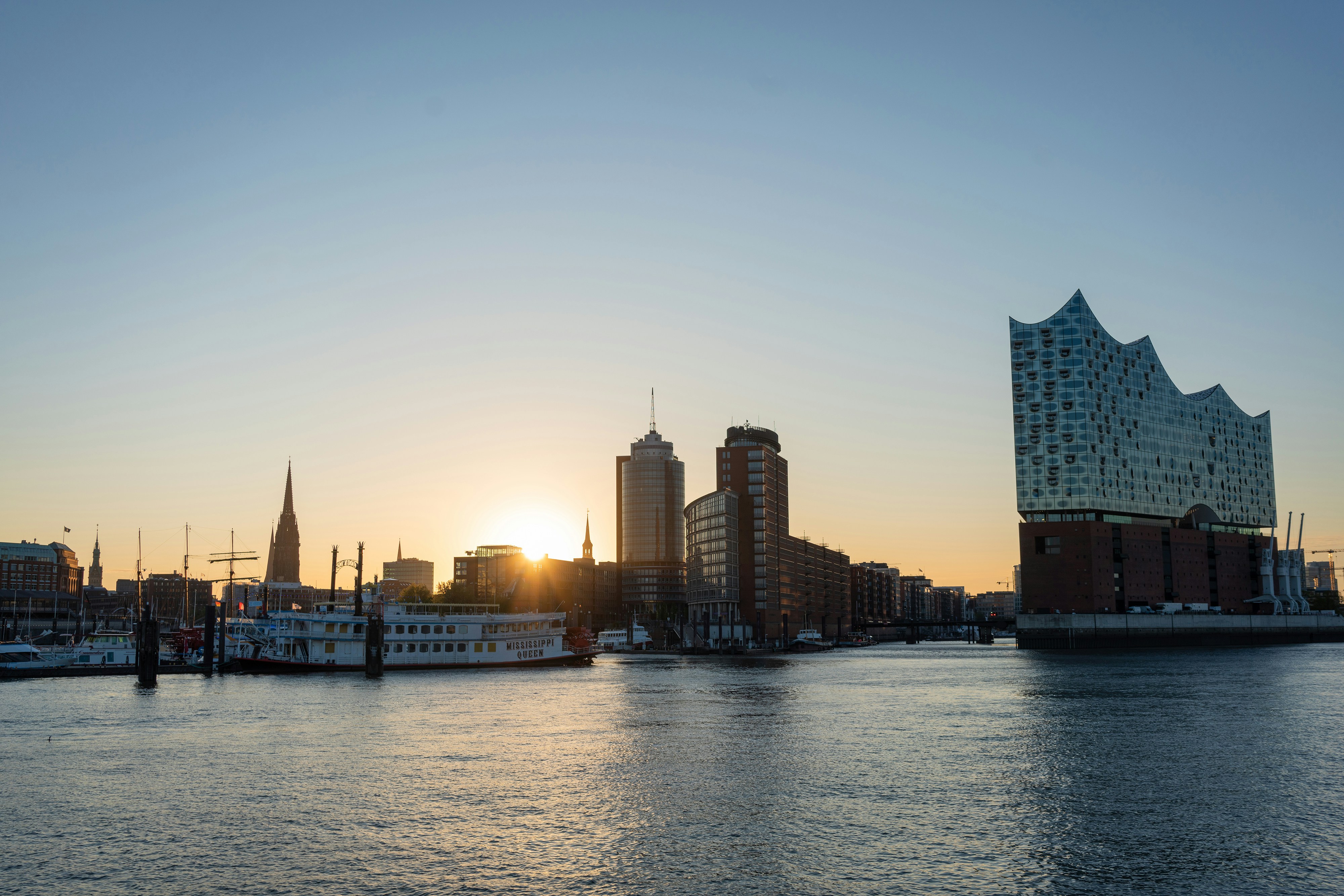 Hamburger Hafen mit Speicherstadt und Elbphilharmonie