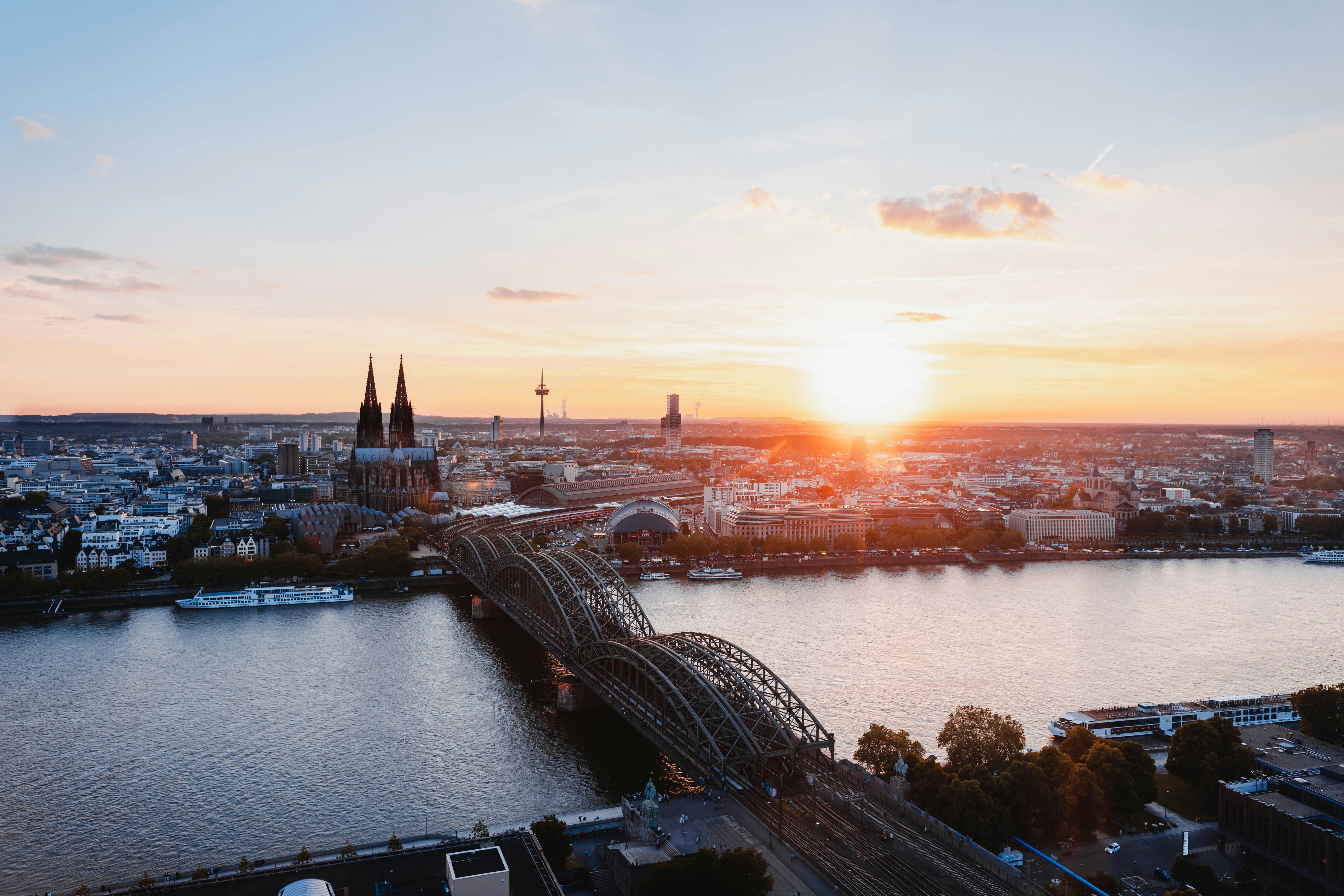 Kölner Dom und Hohenzollernbrücke am Rhein